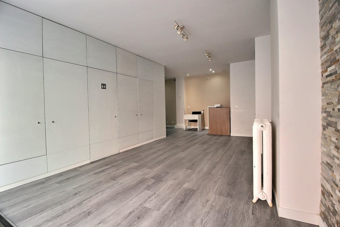 Local de bureaux libre à Paris 17e, espace ouvert avec rangements intégrés